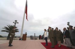 CARABINEROS COMIENZA SU MES DE ANIVERSARIO RINDIENDO HONOR A LA BANDERA BICENTENARIO