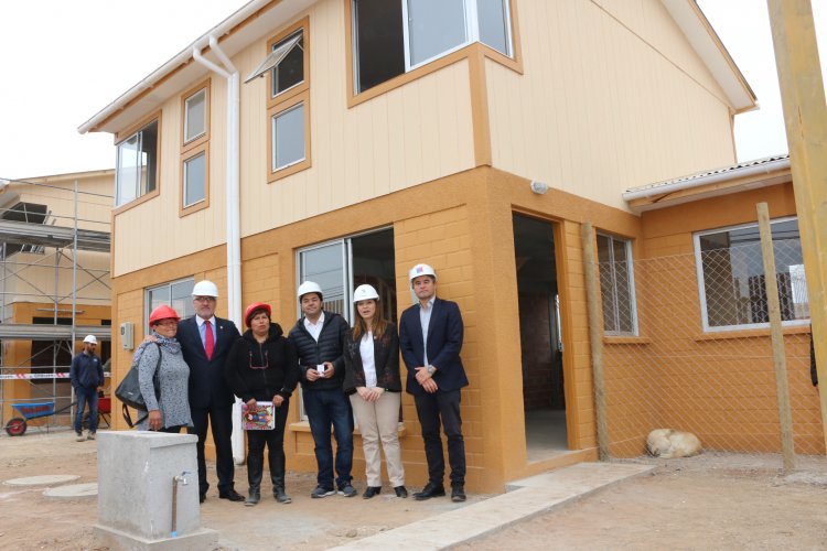 FAMILIAS DEL SECTOR “EL SAUCE” DE COQUIMBO CONOCIERON EL PILOTO DE SU FUTURA VIVIENDA