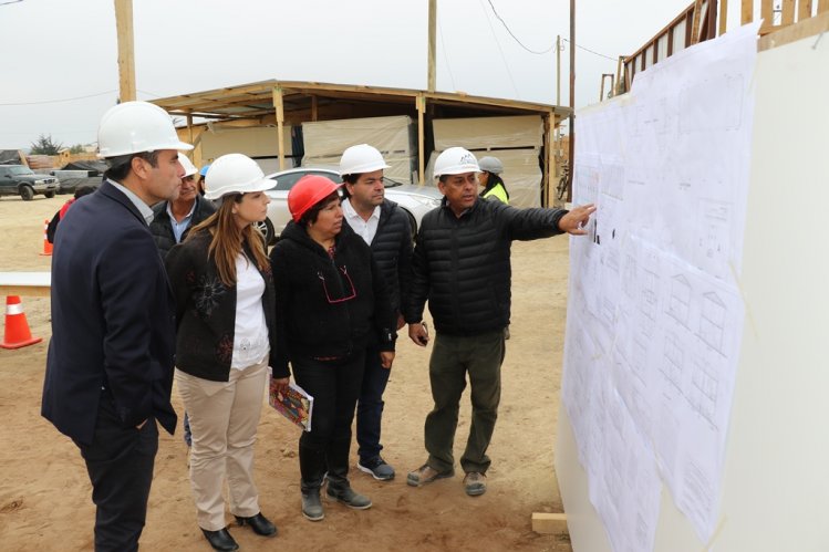 FAMILIAS DEL SECTOR “EL SAUCE” DE COQUIMBO CONOCIERON EL PILOTO DE SU FUTURA VIVIENDA
