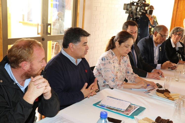 GOBIERNO Y VECINOS DE CAIMANES INICIAN MESAS DE TRABAJO TRAS AÑOS DE ABANDONO