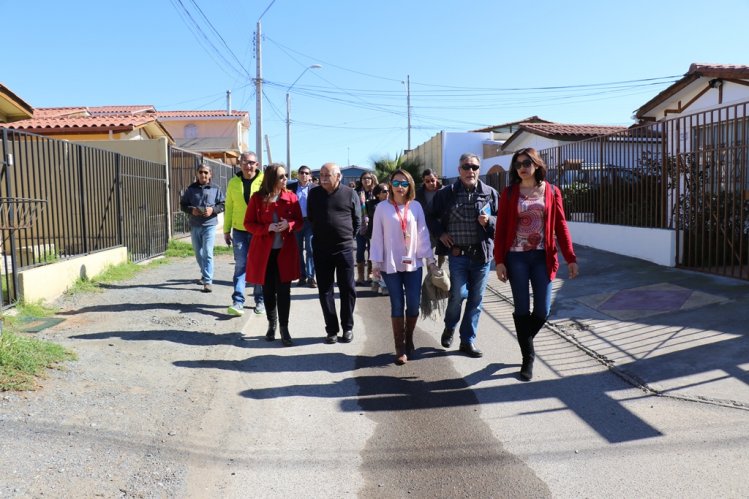 INTENDENTA Y ALCALDE DE LA SERENA SE REÚNEN CON VECINOS PARA MEJORAR ENTORNO Y SEGURIDAD EN SECTOR EL MILAGRO