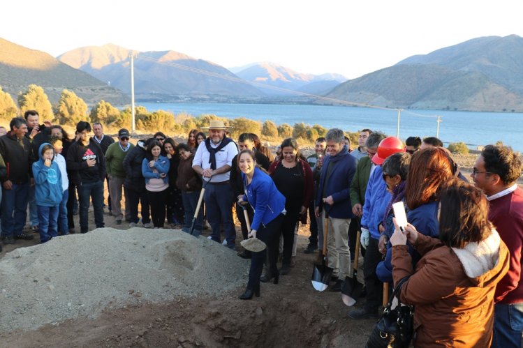 FAMILIAS DE GUALLIGUAICA COLOCARON LA PRIMERA PIEDRA DE SUS FUTURAS VIVIENDAS