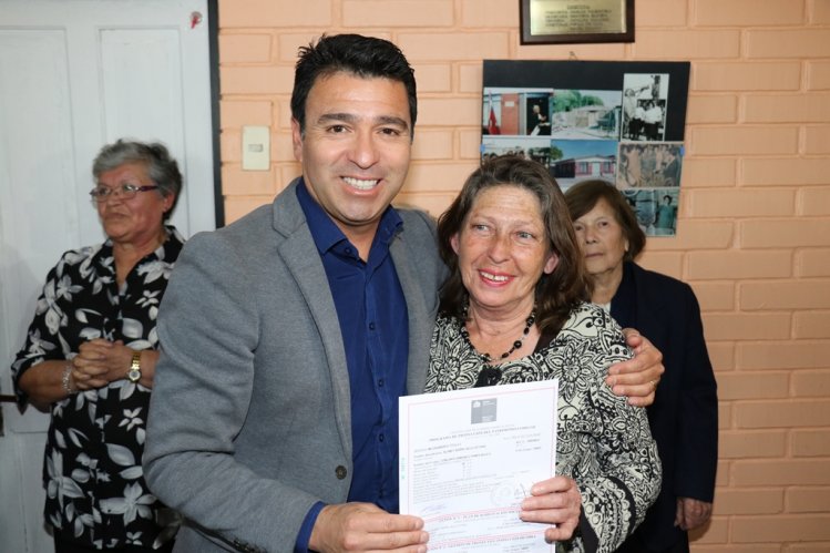 ADULTOS MAYORES DE LA SERENA RECIBEN SUBSIDIOS PARA MEJORAR SUS VIVIENDAS