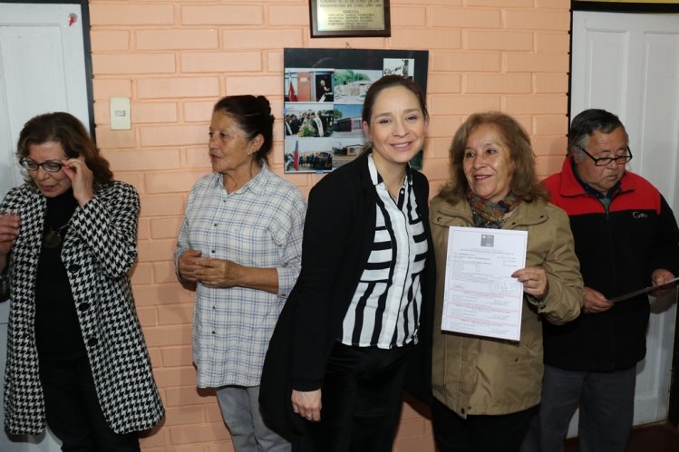 ADULTOS MAYORES DE LA SERENA RECIBEN SUBSIDIOS PARA MEJORAR SUS VIVIENDAS