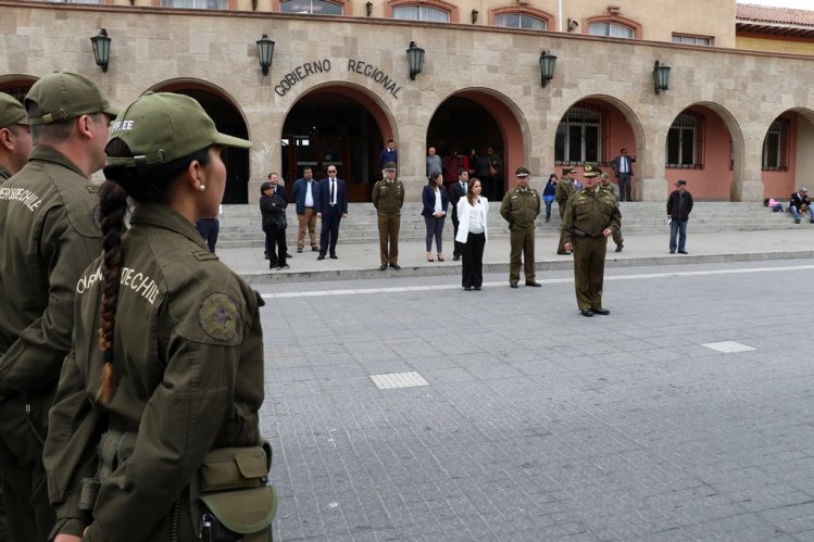 GOBIERNO REFUERZA ACERCAMIENTO ENTRE CARABINEROS Y LA COMUNIDAD CON CAMBIOS DE TURNO EN LA VÍA PÚBLICA