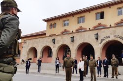 GOBIERNO REFUERZA ACERCAMIENTO ENTRE CARABINEROS Y LA COMUNIDAD CON CAMBIOS DE TURNO EN LA VÍA PÚBLICA