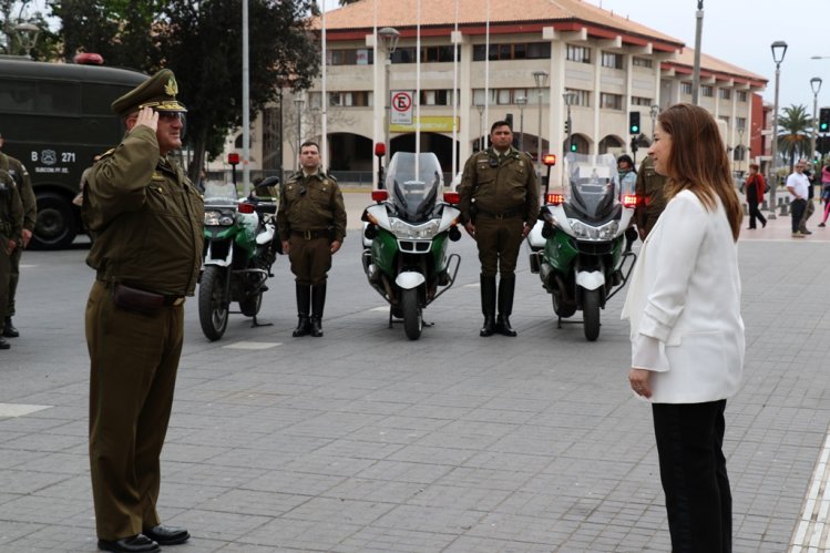GOBIERNO REFUERZA ACERCAMIENTO ENTRE CARABINEROS Y LA COMUNIDAD CON CAMBIOS DE TURNO EN LA VÍA PÚBLICA