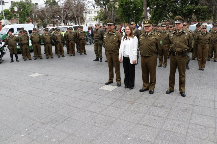 GOBIERNO REFUERZA ACERCAMIENTO ENTRE CARABINEROS Y LA COMUNIDAD CON CAMBIOS DE TURNO EN LA VÍA PÚBLICA