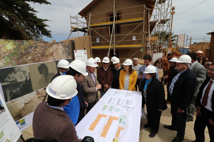VECINOS Y AUTORIDADES VISITAN OBRAS DE RECUPERACIÓN DE LA CASA DE GABRIELA MISTRAL EN LAS COMPAÑÍAS