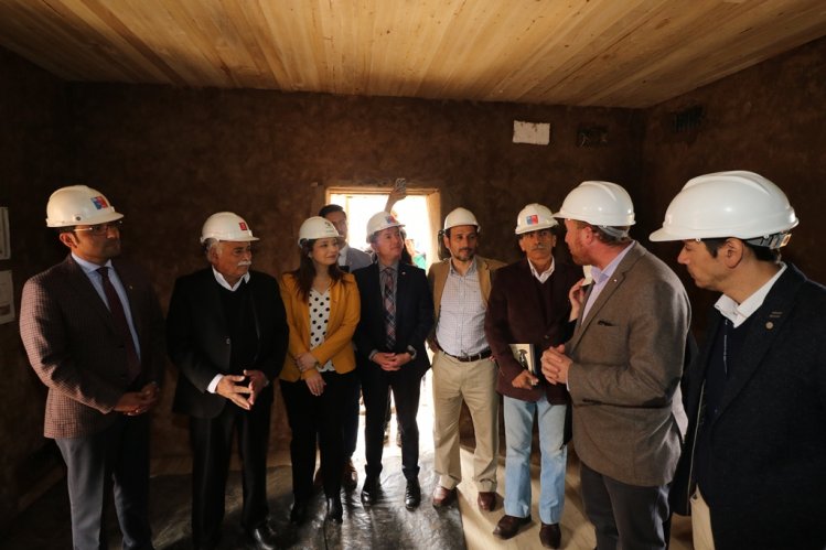 VECINOS Y AUTORIDADES VISITAN OBRAS DE RECUPERACIÓN DE LA CASA DE GABRIELA MISTRAL EN LAS COMPAÑÍAS