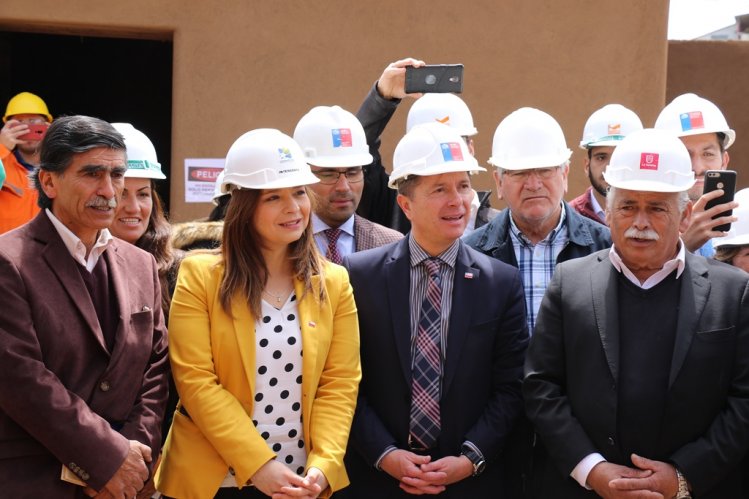 VECINOS Y AUTORIDADES VISITAN OBRAS DE RECUPERACIÓN DE LA CASA DE GABRIELA MISTRAL EN LAS COMPAÑÍAS