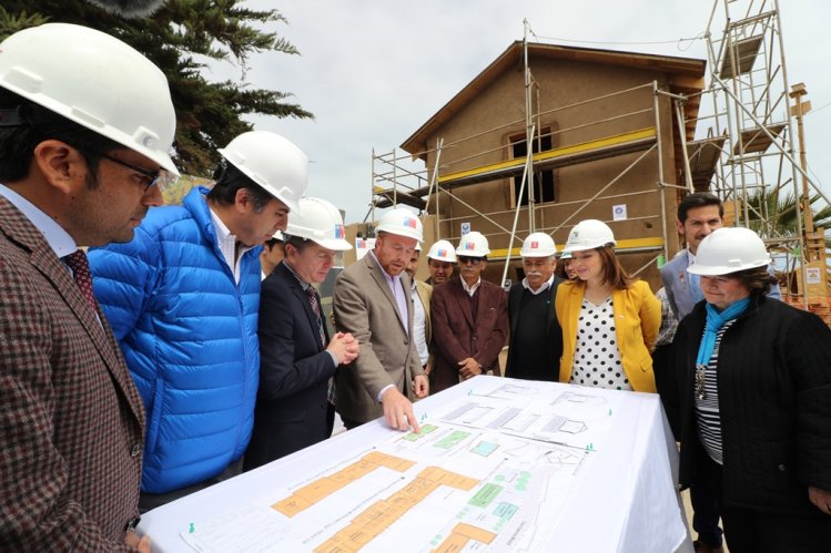 VECINOS Y AUTORIDADES VISITAN OBRAS DE RECUPERACIÓN DE LA CASA DE GABRIELA MISTRAL EN LAS COMPAÑÍAS
