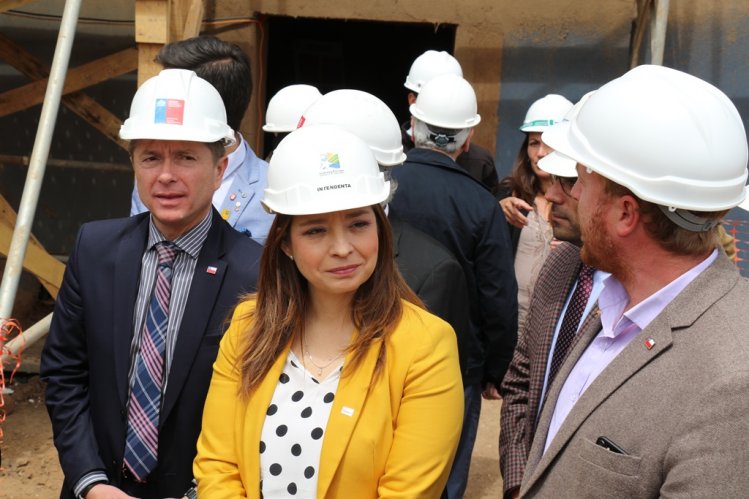VECINOS Y AUTORIDADES VISITAN OBRAS DE RECUPERACIÓN DE LA CASA DE GABRIELA MISTRAL EN LAS COMPAÑÍAS