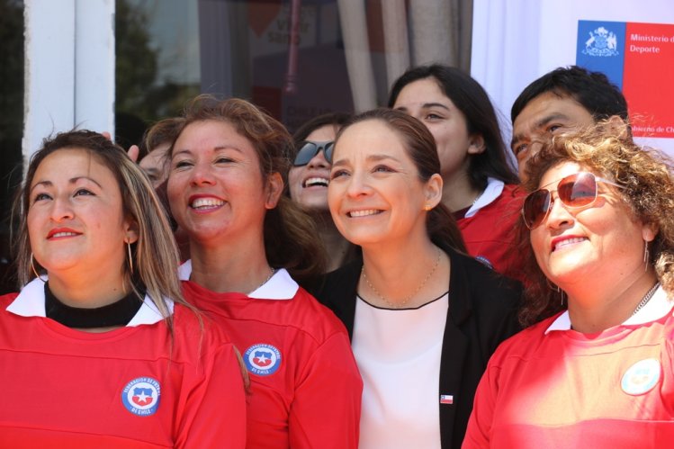 GOBIERNO ENTREGA IMPLEMENTACIÓN DEPORTIVA A CLUBES FEMENINOS DE FÚTBOL DE LA REGIÓN