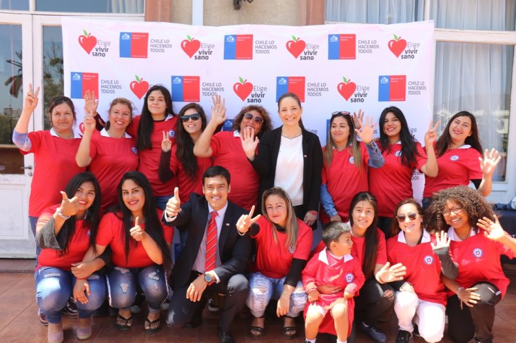 GOBIERNO ENTREGA IMPLEMENTACIÓN DEPORTIVA A CLUBES FEMENINOS DE FÚTBOL DE LA REGIÓN