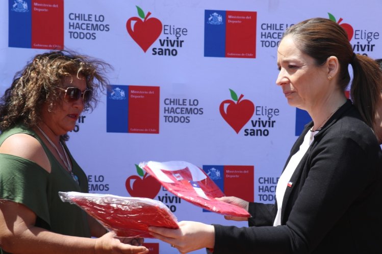 GOBIERNO ENTREGA IMPLEMENTACIÓN DEPORTIVA A CLUBES FEMENINOS DE FÚTBOL DE LA REGIÓN