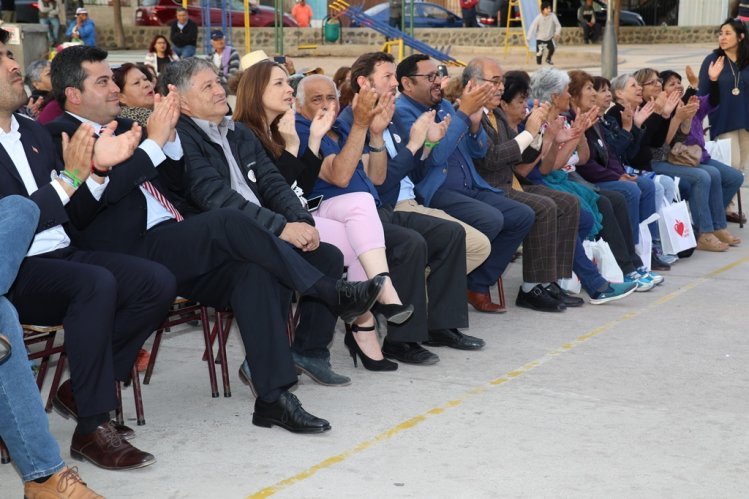 ADULTOS MAYORES DE LA SERENA CERRARON EL AÑO COREANDO LAS CANCIONES DE LOS HERMANOS ZABALETA EN LAS COMPAÑÍAS