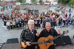 ADULTOS MAYORES DE LA SERENA CERRARON EL AÑO COREANDO LAS CANCIONES DE LOS HERMANOS ZABALETA EN LAS COMPAÑÍAS