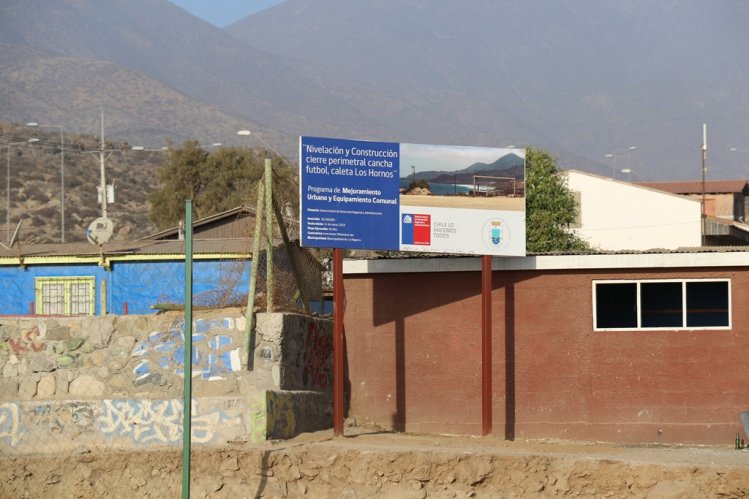 GOBIERNO ENTREGA CIERRE PERIMETRAL Y NIVELACIÓN DE LA CANCHA DE FÚTBOL DE CALETA LOS HORNOS