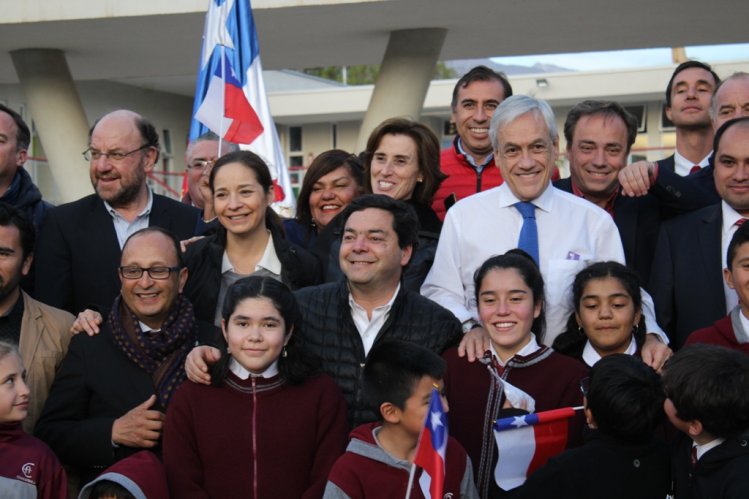 PRESIDENTE PIÑERA ENTREGÓ KITS ASTRONÓMICOS Y LENTES PARA ECLIPSE A ESTUDIANTES DE COMBARBALÁ
