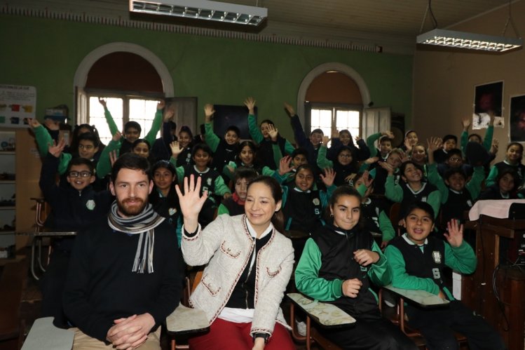 ESTUDIANTES DE COQUIMBO Y LA SERENA RECIBEN LENTES PARA VER EL ECLIPSE DE FORMA SEGURA