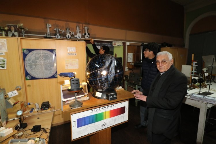 ESTUDIANTES DE COQUIMBO Y LA SERENA RECIBEN LENTES PARA VER EL ECLIPSE DE FORMA SEGURA