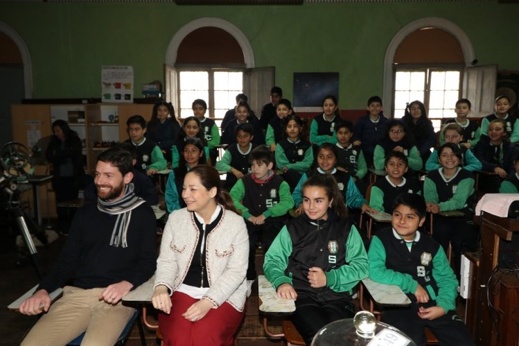 ESTUDIANTES DE COQUIMBO Y LA SERENA RECIBEN LENTES PARA VER EL ECLIPSE DE FORMA SEGURA