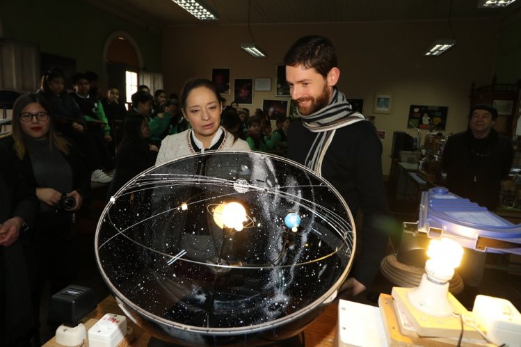 ESTUDIANTES DE COQUIMBO Y LA SERENA RECIBEN LENTES PARA VER EL ECLIPSE DE FORMA SEGURA