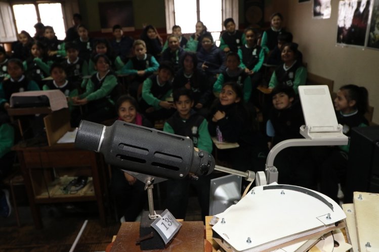 ESTUDIANTES DE COQUIMBO Y LA SERENA RECIBEN LENTES PARA VER EL ECLIPSE DE FORMA SEGURA