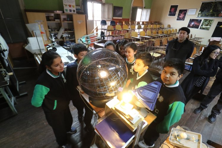 ESTUDIANTES DE COQUIMBO Y LA SERENA RECIBEN LENTES PARA VER EL ECLIPSE DE FORMA SEGURA