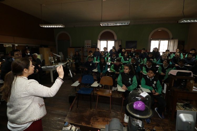 ESTUDIANTES DE COQUIMBO Y LA SERENA RECIBEN LENTES PARA VER EL ECLIPSE DE FORMA SEGURA