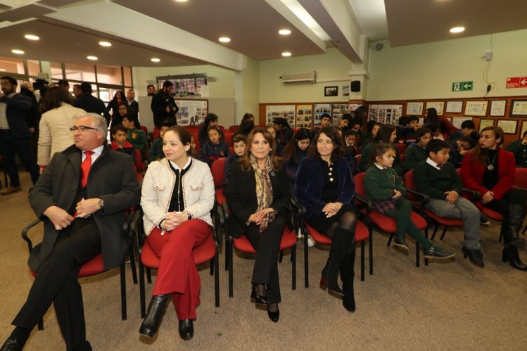 ESTUDIANTES DE COQUIMBO Y LA SERENA RECIBEN LENTES PARA VER EL ECLIPSE DE FORMA SEGURA
