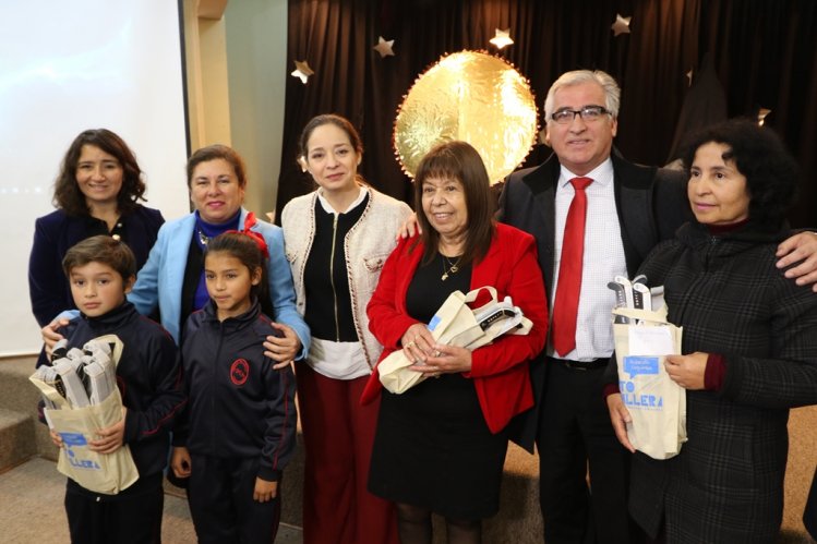 ESTUDIANTES DE COQUIMBO Y LA SERENA RECIBEN LENTES PARA VER EL ECLIPSE DE FORMA SEGURA