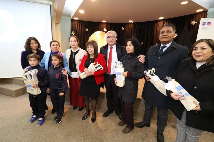 ESTUDIANTES DE COQUIMBO Y LA SERENA RECIBEN LENTES PARA VER EL ECLIPSE DE FORMA SEGURA