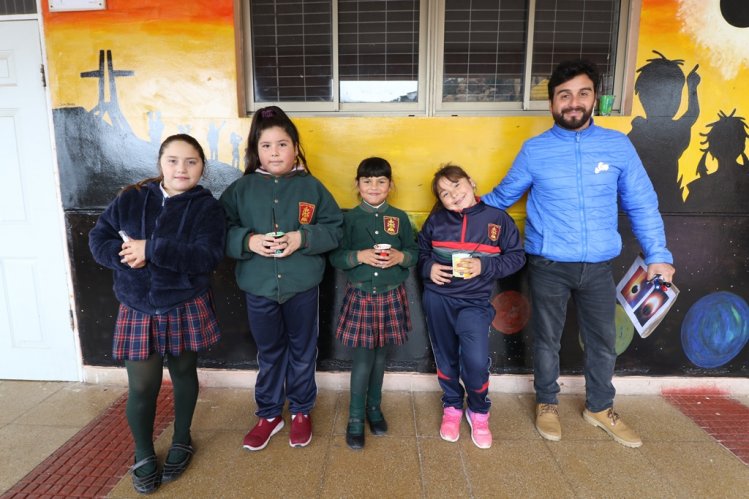 ESTUDIANTES DE COQUIMBO Y LA SERENA RECIBEN LENTES PARA VER EL ECLIPSE DE FORMA SEGURA