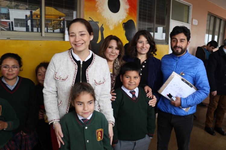 ESTUDIANTES DE COQUIMBO Y LA SERENA RECIBEN LENTES PARA VER EL ECLIPSE DE FORMA SEGURA