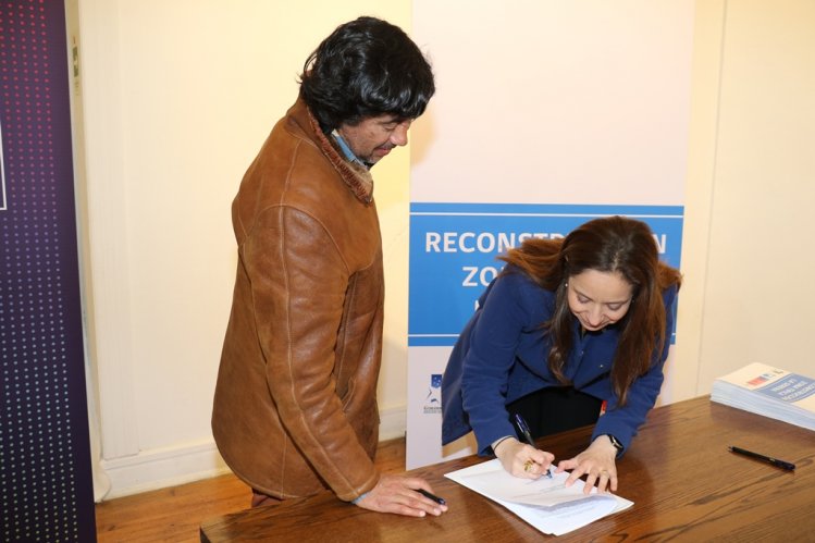 FAMILIAS DE LA ZONA TÍPICA DE LA SERENA AFECTADAS POR EL TERREMOTO 19E FIRMAN CONTRATOS PARA RECONSTRUIR SUS VIVIENDAS