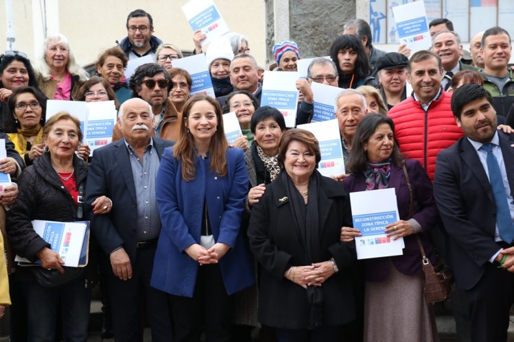 FAMILIAS DE LA ZONA TÍPICA DE LA SERENA AFECTADAS POR EL TERREMOTO 19E FIRMAN CONTRATOS PARA RECONSTRUIR SUS VIVIENDAS