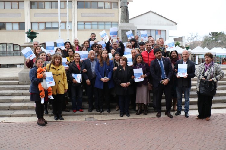 FAMILIAS DE LA ZONA TÍPICA DE LA SERENA AFECTADAS POR EL TERREMOTO 19E FIRMAN CONTRATOS PARA RECONSTRUIR SUS VIVIENDAS