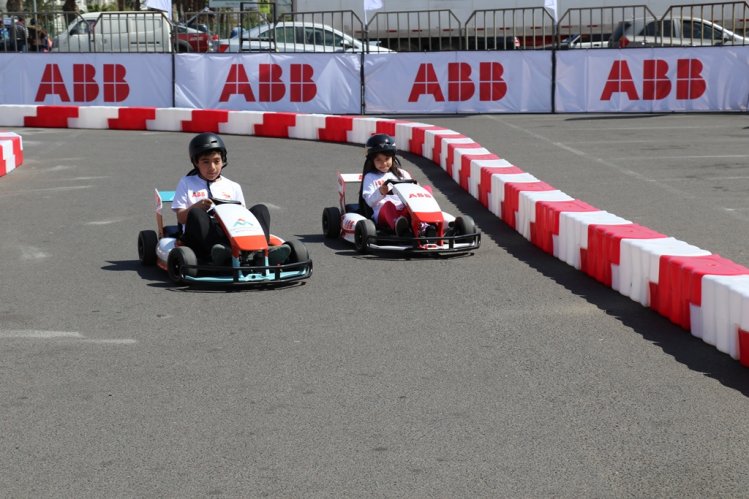 CIENTOS DE FAMILIAS DISFRUTARON DEL KARTING ELÉCTRICO DE ELISEO SALAZAR