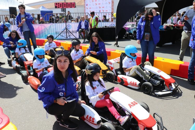 CIENTOS DE FAMILIAS DISFRUTARON DEL KARTING ELÉCTRICO DE ELISEO SALAZAR