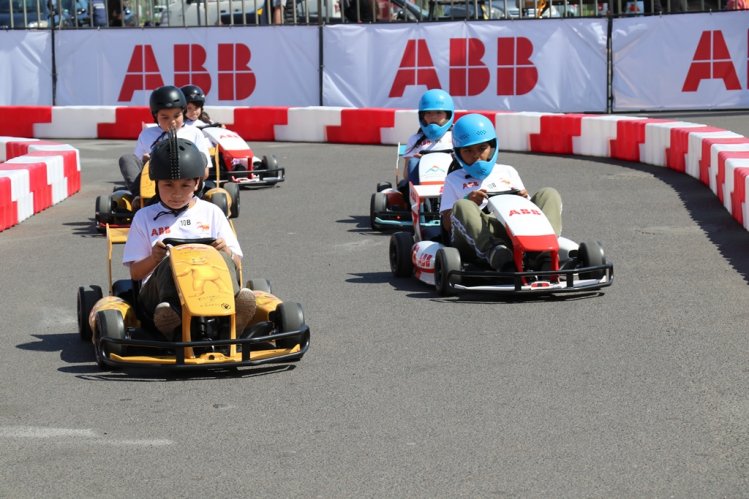 CIENTOS DE FAMILIAS DISFRUTARON DEL KARTING ELÉCTRICO DE ELISEO SALAZAR