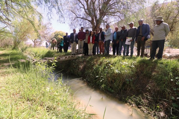 GOBIERNO ANUNCIA MÁS DE 6 MIL MILLONES DE PESOS PARA APOYAR A REGANTES EN OBRAS DE RIEGO POR ESCASEZ HÍDRICA