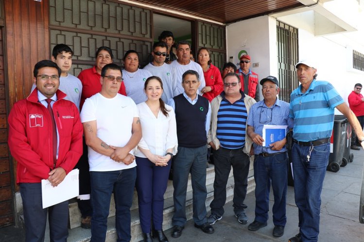 GOBIERNO DESTACA ROL DE RECOLECTORES DE BASURA DURANTE LOS ÚLTIMOS DÍAS Y RECOGE SUS PRINCIPALES INQUIETUDES