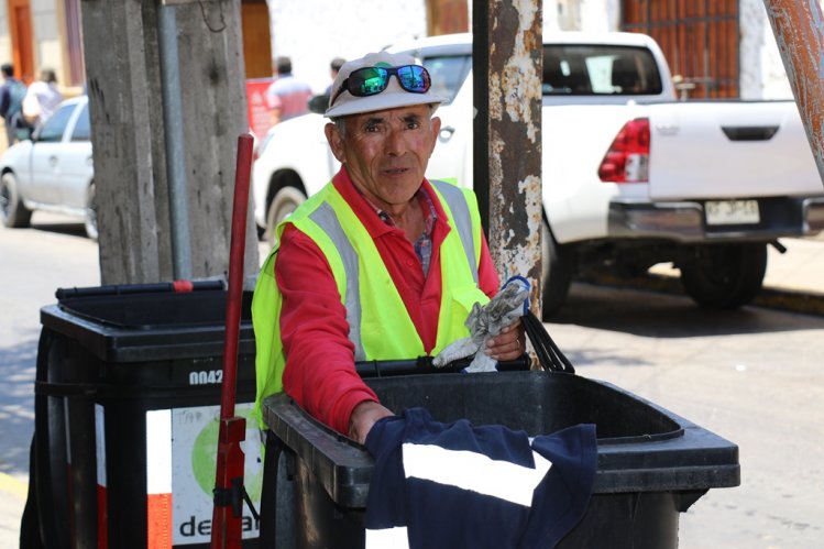 GOBIERNO DESTACA ROL DE RECOLECTORES DE BASURA DURANTE LOS ÚLTIMOS DÍAS Y RECOGE SUS PRINCIPALES INQUIETUDES
