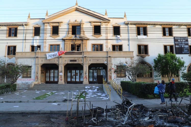 VIOLENTISTAS VUELVEN A CAUSAR DAÑOS EN LA SERENA: 43 DETENIDOS