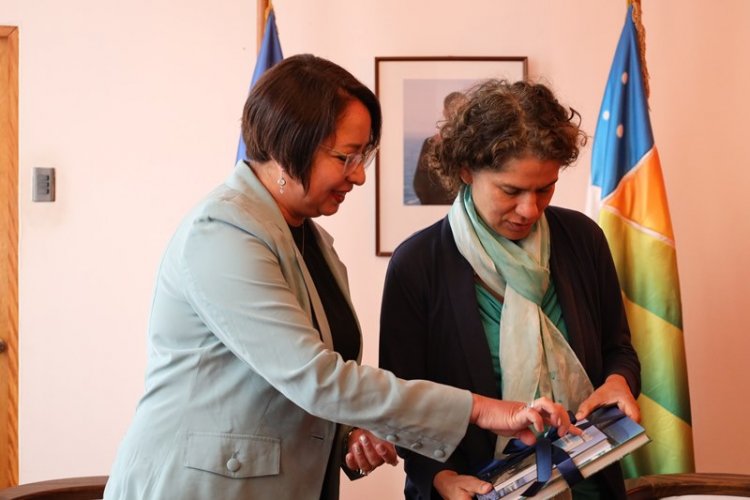 Gobernadora y ministra de Medio Ambiente se reúnen para abordar estrategias de desarrollo sustentable en la región