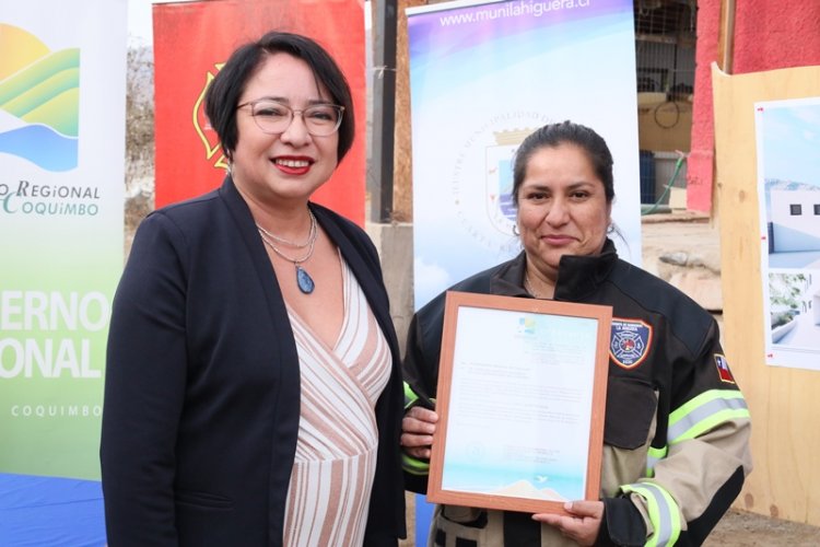 Gobernadora entrega adjudicación a bomberos de La Higuera para la construcción de nuevo cuartel