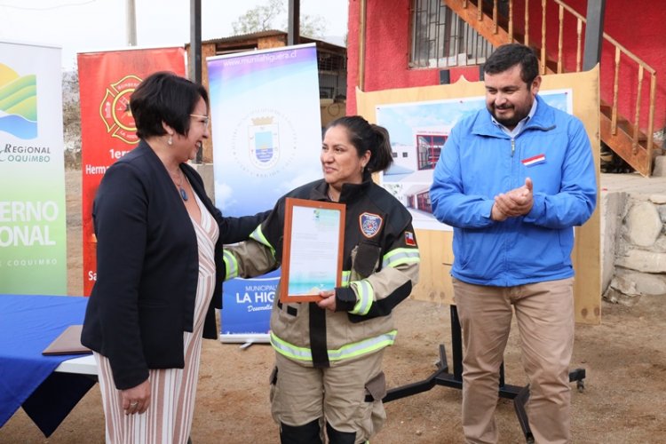Gobernadora entrega adjudicación a bomberos de La Higuera para la construcción de nuevo cuartel
