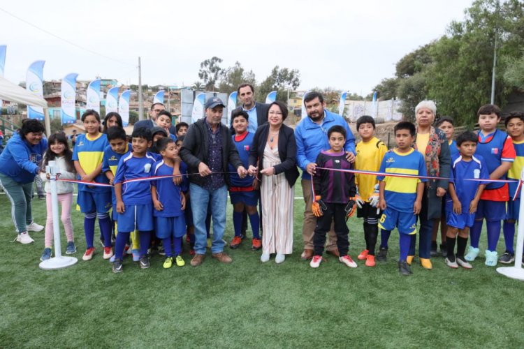 Gobernadora y alcalde dan puntapié inicial en nueva cancha de fútbol inaugurada en La Higuera